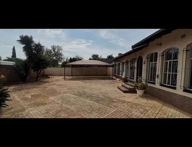 3 BEDROOM PROPERTY TO RENT IN HIGHWAY GARDENS